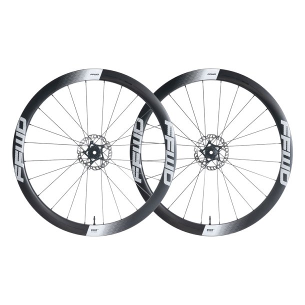 FFWD RYOT 44 - Full Carbon Clincher - Disc CenterLock  - FFWD Nav S&aelig;t - Shimano Body - Logo Hvid