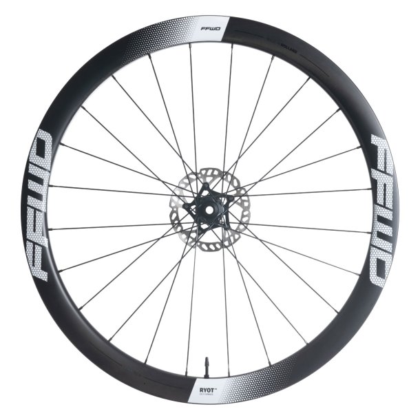 FFWD RYOT 44 - Full Carbon Clincher - Disc CenterLock  - FFWD Nav Forhjul - Logo Hvid